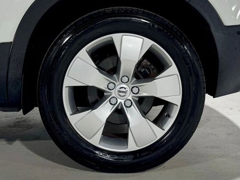 Used 2019 Volvo XC40 T5 Momentum image 32