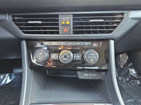 Used 2024 Volkswagen Jetta SE FWD image 22