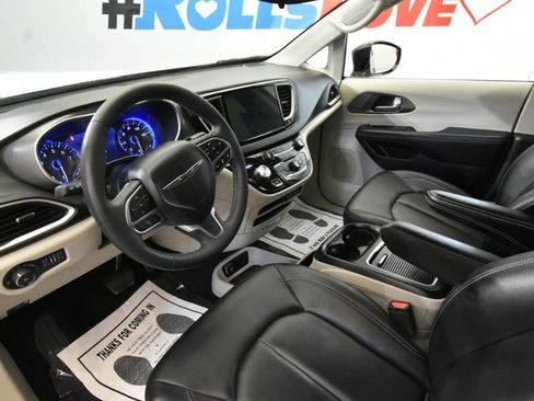 Used 2024 Chrysler Pacifica Touring-L FWD image 12