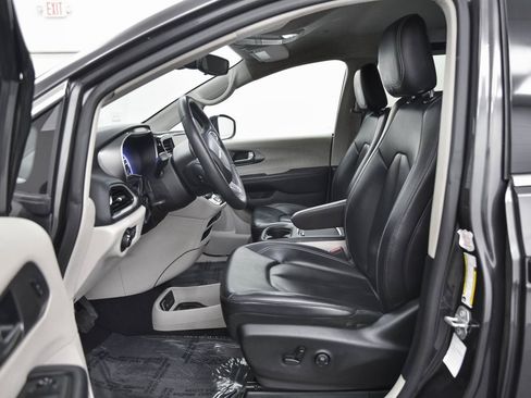 Used 2023 Chrysler Pacifica Touring-L image 11