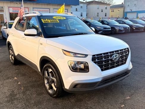 Used 2024 Hyundai Venue SEL image 2