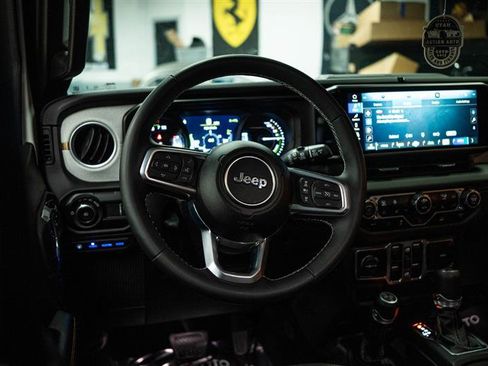 Used 2025 Jeep Wrangler Unlimited Sahara image 14