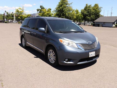 Used 2015 Toyota Sienna XLE w/ XLE Navigation Package FWD image 3