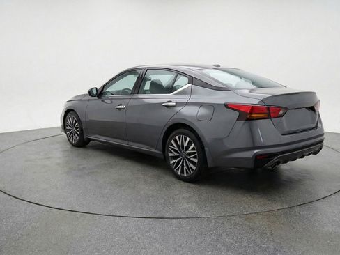Used 2025 Nissan Altima 2.5 SV FWD image 6