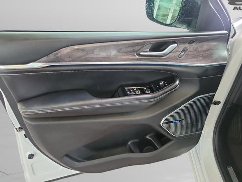 Used 2022 Jeep Grand Cherokee Overland w/ Luxury Tech Group IV image 32