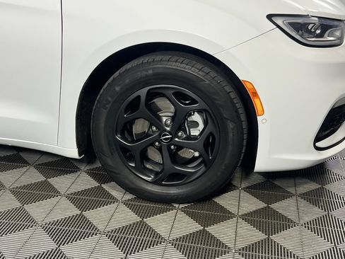 Certified 2022 Chrysler Pacifica Limited w/ Uconnect Theater Family Group image 12