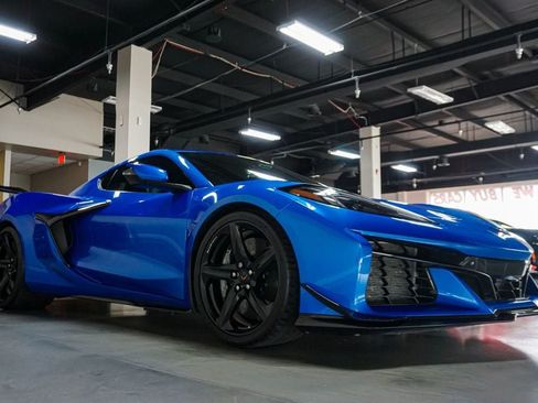 Used 2025 Chevrolet Corvette Z06 w/ Z07 Performance Package RWD image 2