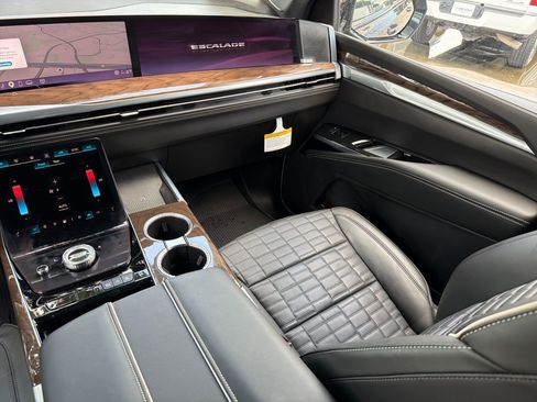 Certified 2025 Cadillac Escalade Sport Platinum w/ LPO, ONYX Package AWD/4WD image 28