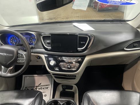 Used 2023 Chrysler Pacifica Touring-L image 21