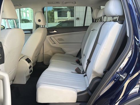 Used 2023 Volkswagen Tiguan SE w/ Panoramic Sunroof Package image 16