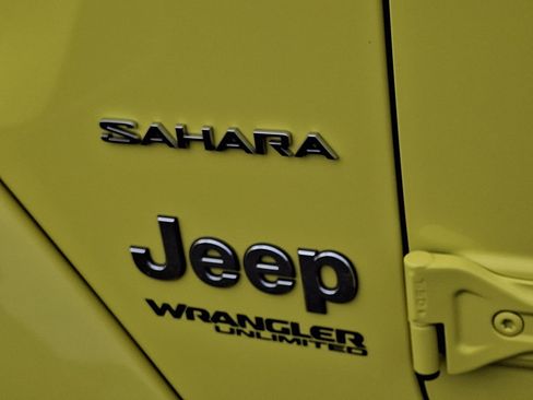 Used 2022 Jeep Wrangler Unlimited Sahara w/ Cold Weather Group AWD/4WD image 17