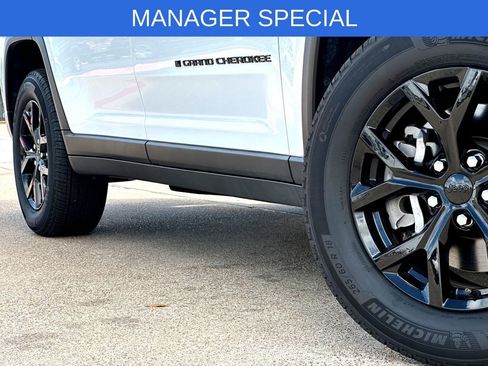 Used 2024 Jeep Grand Cherokee L Laredo AWD/4WD image 2