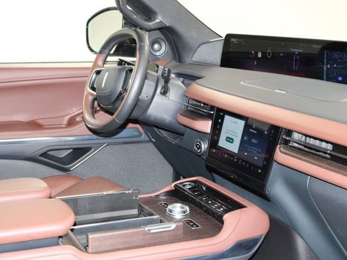 Used 2025 Lincoln Navigator Reserve image 34
