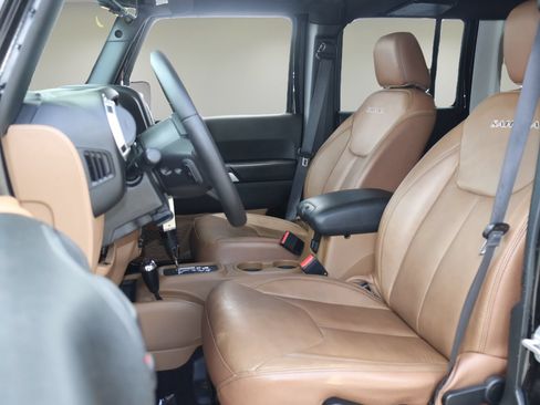 Used 2017 Jeep Wrangler Unlimited Sahara w/ Connectivity Group AWD/4WD image 9