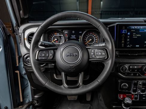 Used 2025 Jeep Gladiator Willys image 18