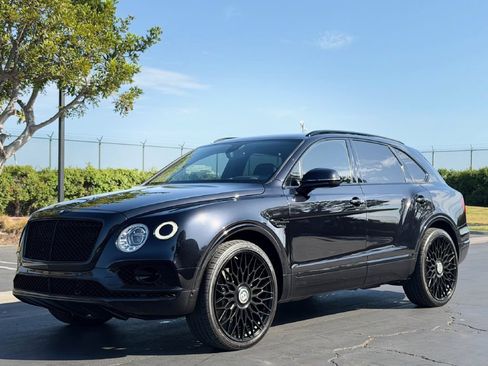 Used 2017 Bentley Bentayga AWD/4WD image 1