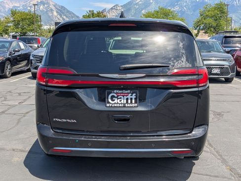 Used 2023 Chrysler Pacifica Touring-L FWD image 5