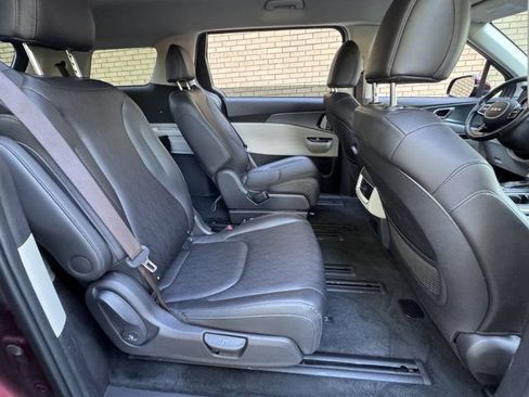 Used 2023 Kia Carnival LX FWD image 9
