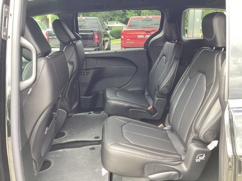 New 2027 Chrysler Pacifica Select FWD image 17