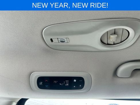 Used 2023 Chrysler Pacifica Touring-L image 27