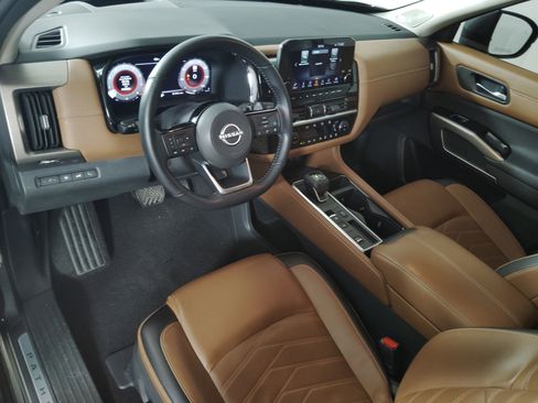 Used 2023 Nissan Pathfinder Platinum image 4