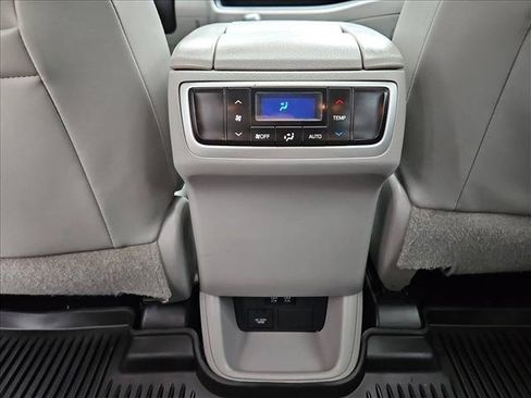Used 2017 Toyota Highlander XLE AWD/4WD image 18
