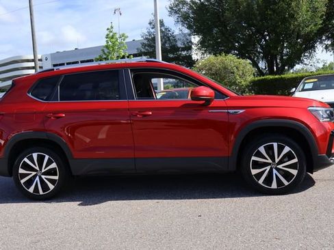Certified 2022 Volkswagen Taos SE w/ IQ.Drive SE Package image 9