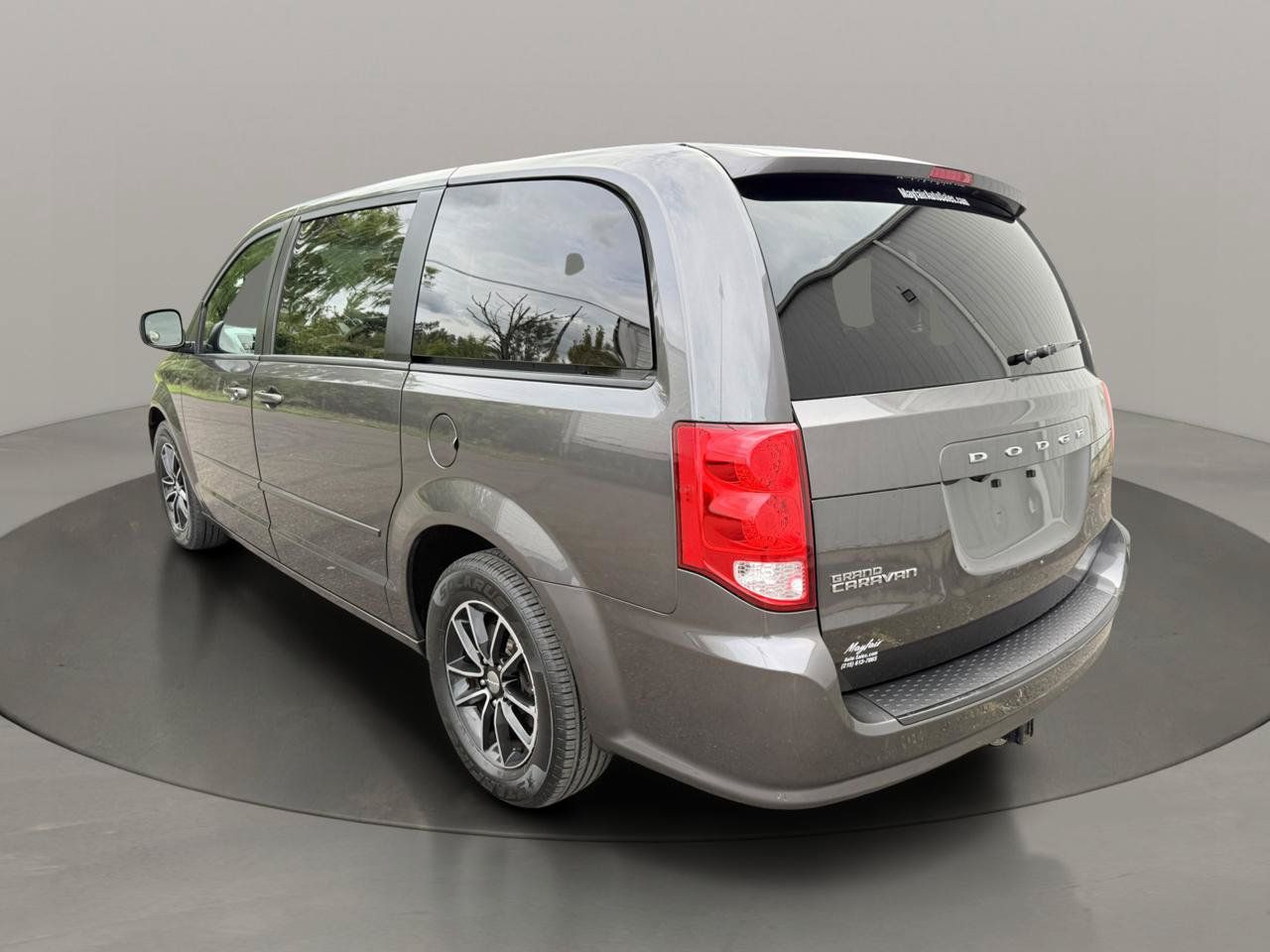 Used 2017 Dodge Grand Caravan SXT w/ Driver Convenience Group FWD image 4