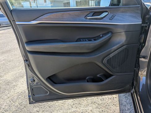 Used 2023 Jeep Grand Cherokee Limited AWD/4WD image 11