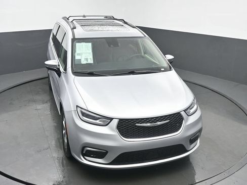 Used 2023 Chrysler Pacifica Limited FWD image 43