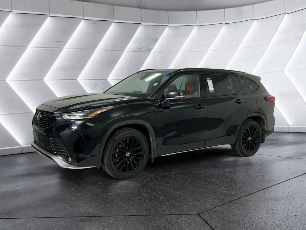 Used 2023 Toyota Highlander XSE FWD image 3