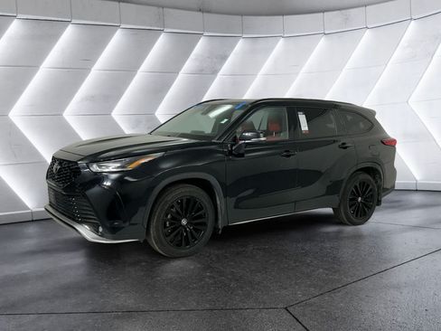 Used 2023 Toyota Highlander XSE FWD image 3