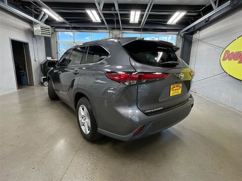 Used 2022 Toyota Highlander LE image 3