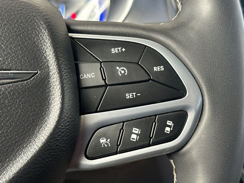 Used 2023 Chrysler Pacifica Touring-L FWD image 39