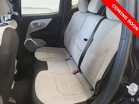 Used 2019 Jeep Renegade Latitude w/ Cold Weather Group image 9