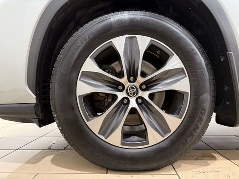 Certified 2024 Toyota Highlander XLE image 9