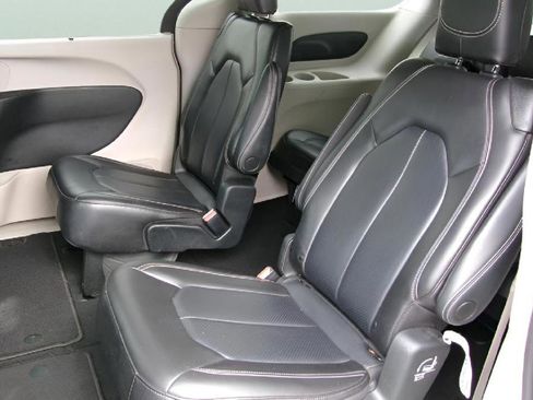 Used 2023 Chrysler Pacifica Touring-L image 10