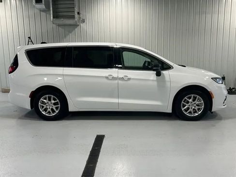 Used 2024 Chrysler Pacifica Touring-L image 2