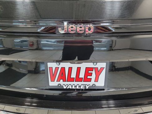 Used 2022 Jeep Grand Cherokee Limited image 15