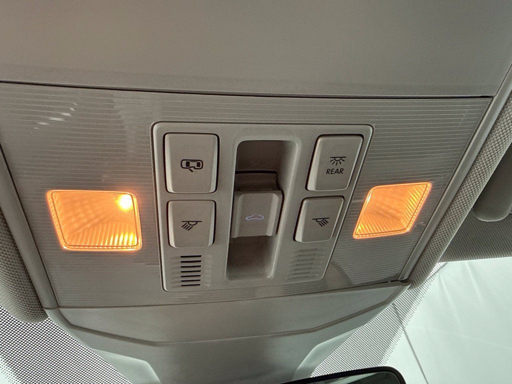 Used 2025 Volkswagen Jetta SE FWD image 22