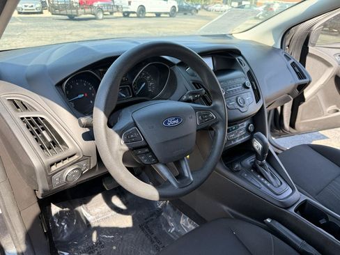 Used 2018 Ford Focus SE w/ SE Appearance Package FWD image 18