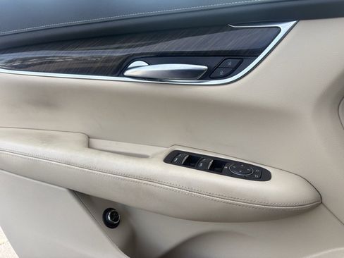 Used 2019 Cadillac XT5 FWD image 23