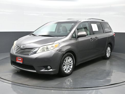 Used 2013 Toyota Sienna XLE image 2