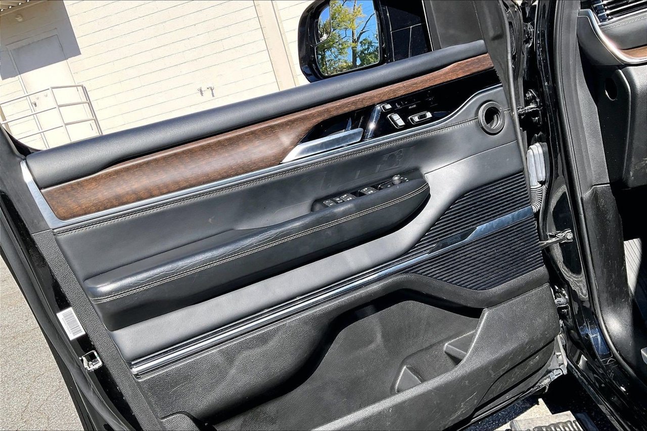 Certified 2024 Jeep Grand Wagoneer L 4WD image 28