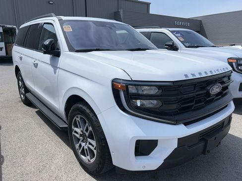 Used 2025 Ford Expedition Active AWD/4WD image 3