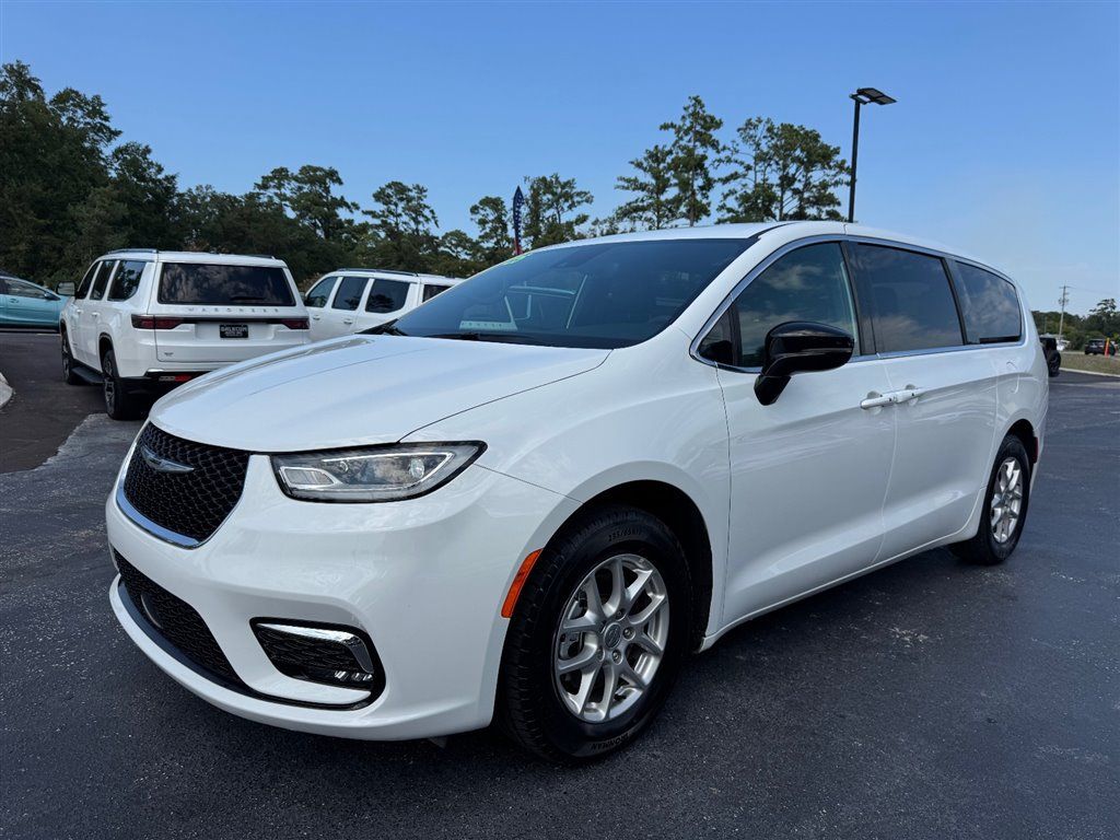 Used 2025 Chrysler Pacifica Select FWD image 4