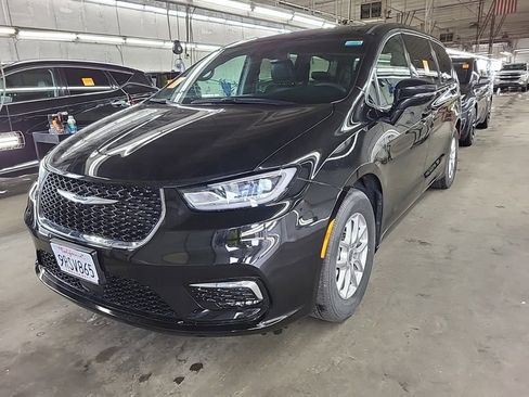 Used 2025 Chrysler Pacifica Select FWD image 2