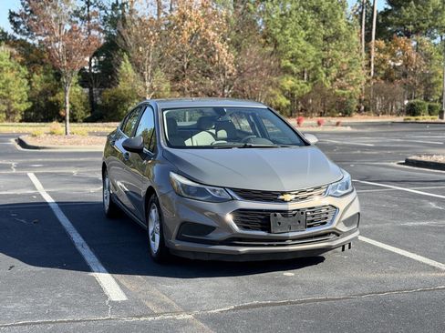 Used 2017 Chevrolet Cruze LT w/ Convenience Package image 2