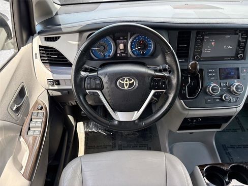 Used 2020 Toyota Sienna XLE FWD image 22