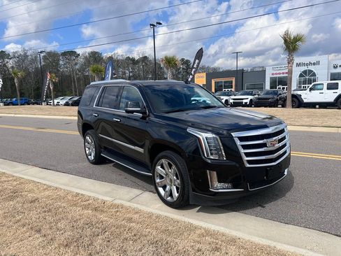Used 2020 Cadillac Escalade Luxury image 1
